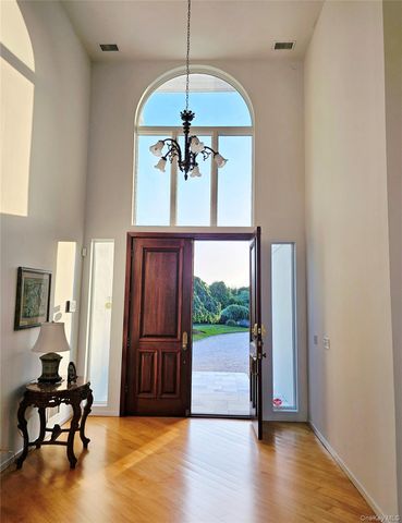 18 Pine Tree Lane, Westhampton, NY 11977
