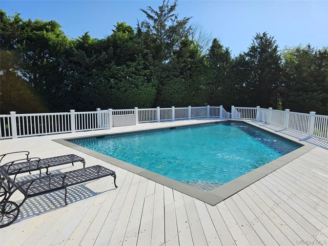 18 Pine Tree Lane, Westhampton, NY 11977