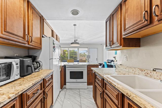 1045 SE 15th Street 13d, Fort Lauderdale, FL 33316