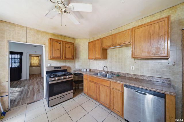 2607 W LINCOLN Avenue, Peoria, IL 61605