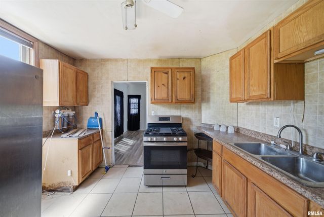 2607 W LINCOLN Avenue, Peoria, IL 61605