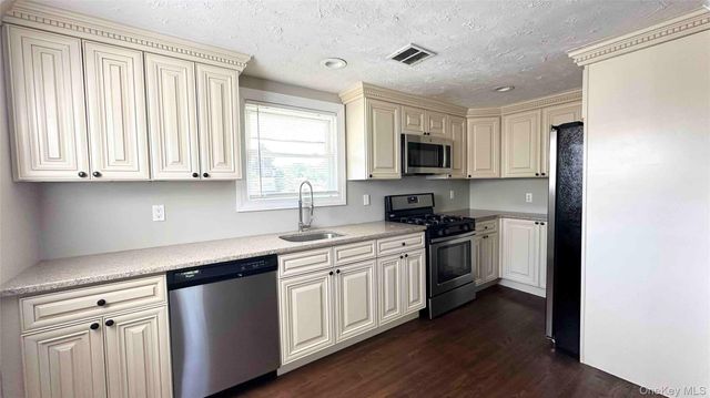 27 Southridge Drive 2, Glen Cove, NY 11542