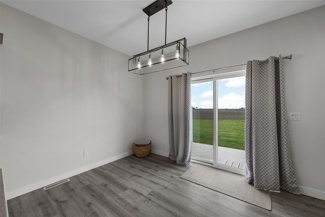 2411 Bluegrass St, Marion, IA 52302