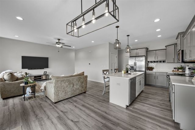 2411 Bluegrass St, Marion, IA 52302