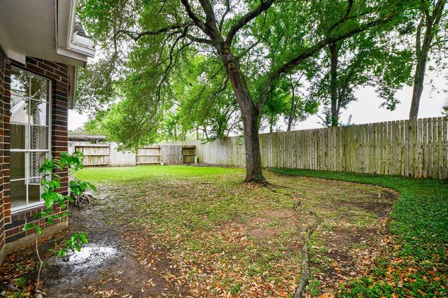 202 Knoll Forest Dr, Sugar Land, TX 77479