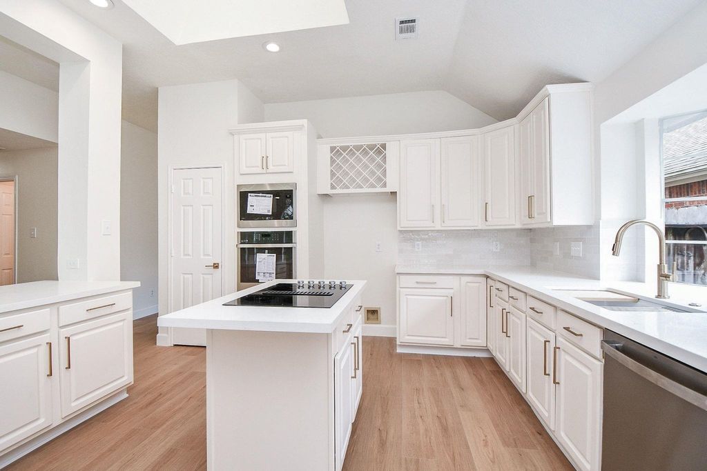 202 Knoll Forest Dr, Sugar Land, TX 77479