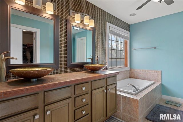 212 GLOUCESTER Court, Chatham, IL 62629