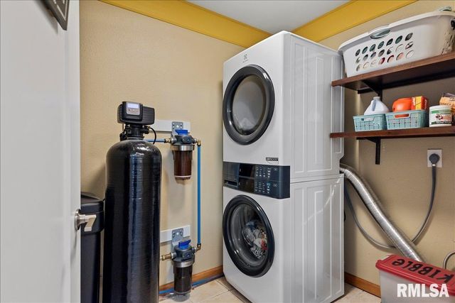 212 GLOUCESTER Court, Chatham, IL 62629