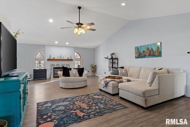 212 GLOUCESTER Court, Chatham, IL 62629