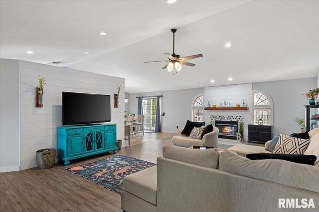 212 GLOUCESTER Court, Chatham, IL 62629