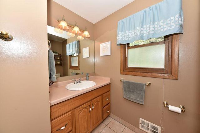 211 Oakview DRIVE, Slinger, WI 53086