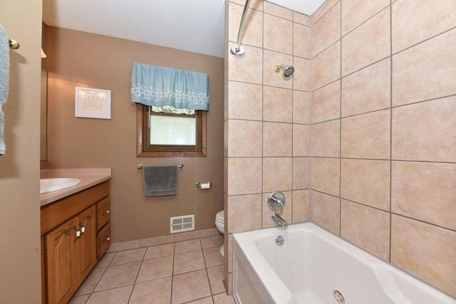 211 Oakview DRIVE, Slinger, WI 53086