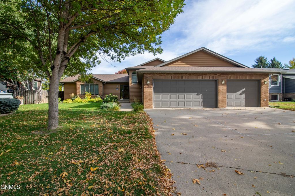 431 W Wachter Avenue, Bismarck, ND 58504 photo 2