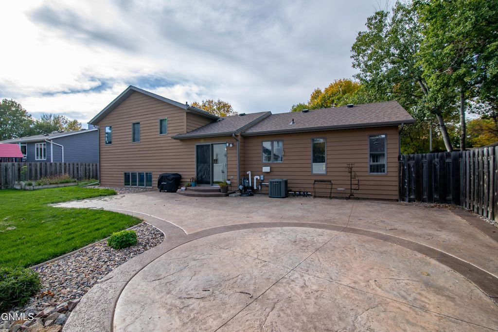 431 W Wachter Avenue, Bismarck, ND 58504 photo 3
