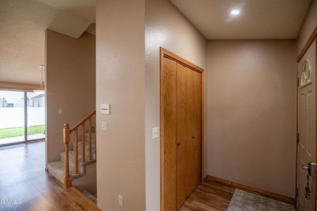 431 W Wachter Avenue, Bismarck, ND 58504 photo 4