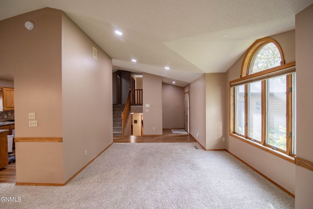 431 W Wachter Avenue, Bismarck, ND 58504 photo 5