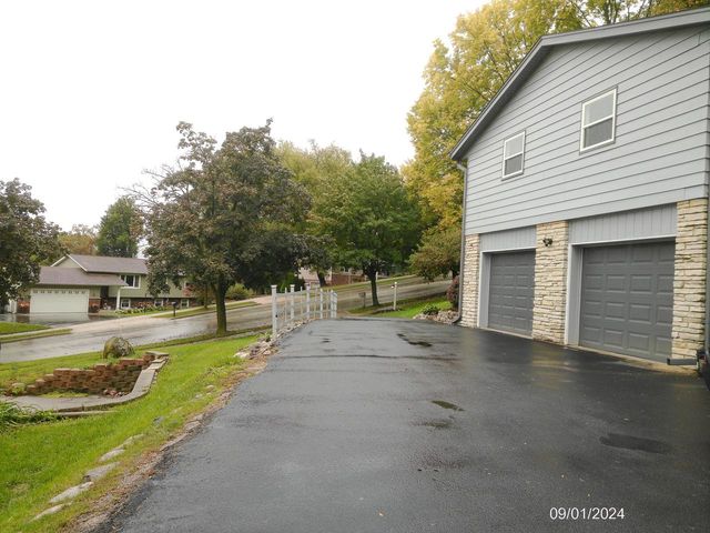 2116 Harris Highland DRIVE, Waukesha, WI 53188