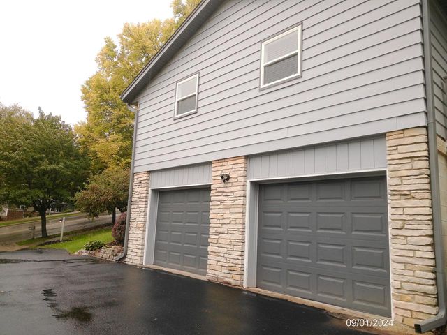 2116 Harris Highland DRIVE, Waukesha, WI 53188