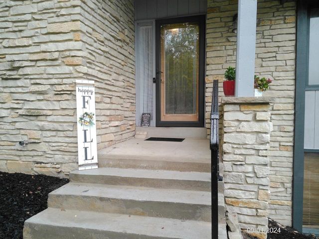 2116 Harris Highland DRIVE, Waukesha, WI 53188