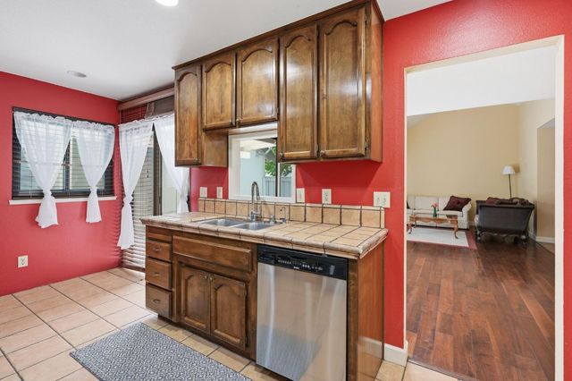 3201 Swallows Nest Dr, Sacramento, CA 95833