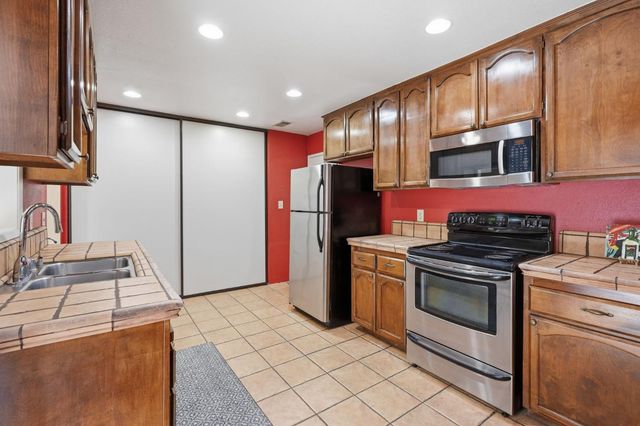 3201 Swallows Nest Dr, Sacramento, CA 95833