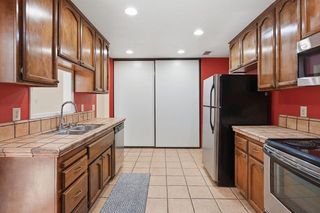 3201 Swallows Nest Dr, Sacramento, CA 95833