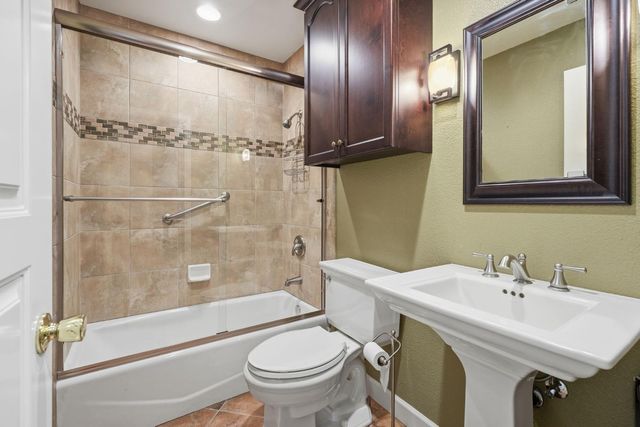 3201 Swallows Nest Dr, Sacramento, CA 95833