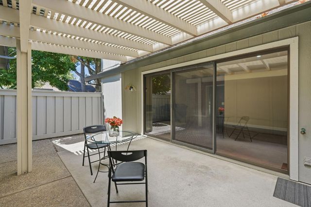 3201 Swallows Nest Dr, Sacramento, CA 95833