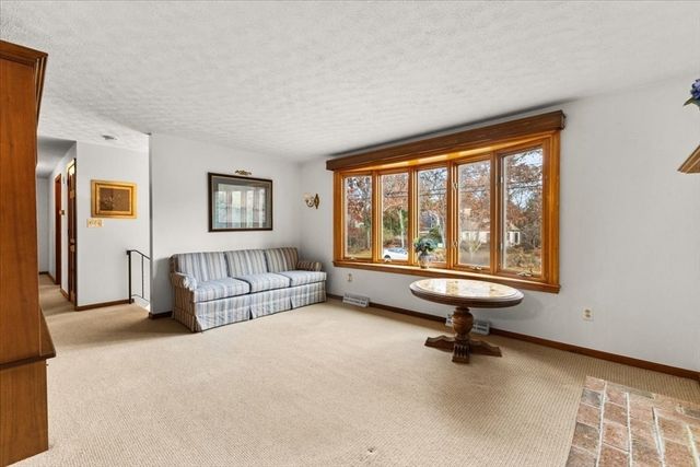 7 Portside Dr, Bourne, MA 02559