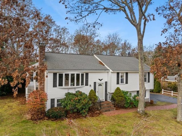 7 Portside Dr, Bourne, MA 02559