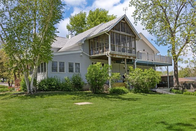 1828 NE Shady Ln, North Liberty, IA 52317
