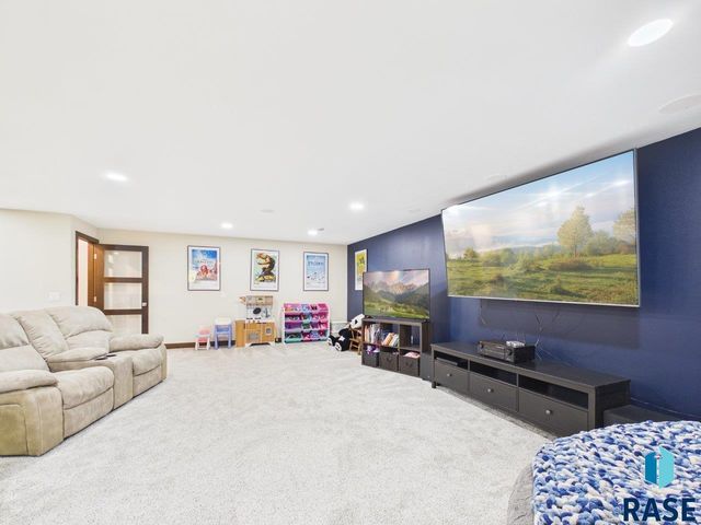 1008 S Tracy Dr Drive, Brandon, SD 57005