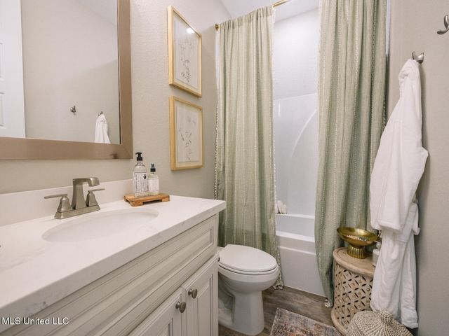 212 Savannah Gardens Road, Ocean Springs, MS 39564