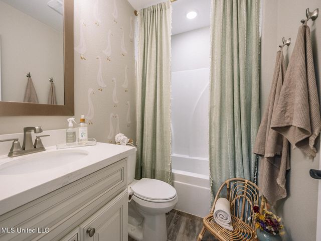 212 Savannah Gardens Road, Ocean Springs, MS 39564