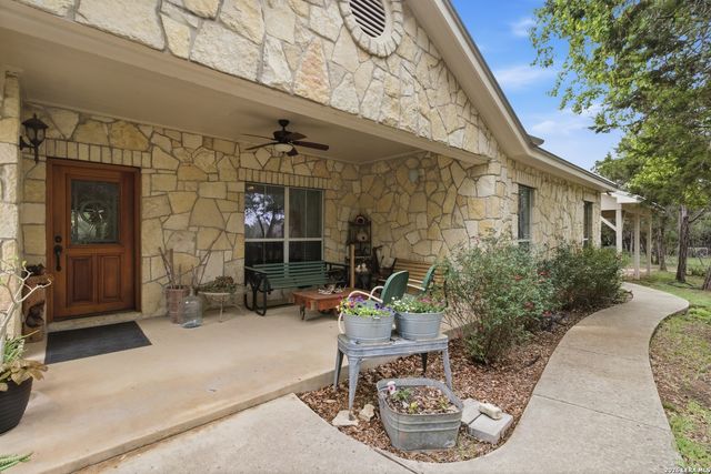707 Oak Ridge Ln, Pipe Creek, TX 78063