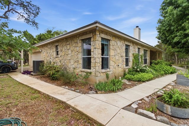 707 Oak Ridge Ln, Pipe Creek, TX 78063