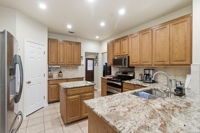 707 Oak Ridge Ln, Pipe Creek, TX 78063