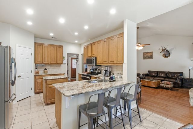 707 Oak Ridge Ln, Pipe Creek, TX 78063
