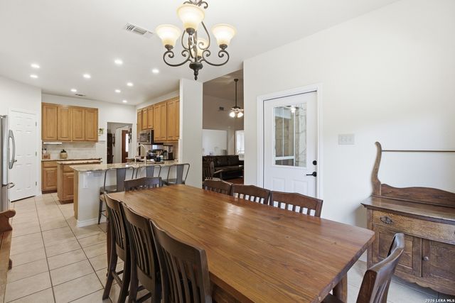 707 Oak Ridge Ln, Pipe Creek, TX 78063
