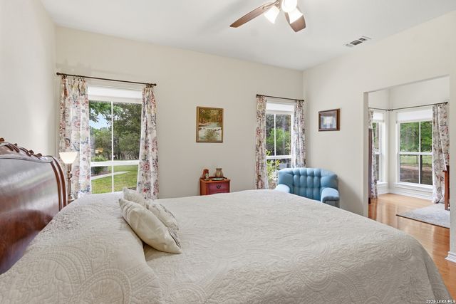 707 Oak Ridge Ln, Pipe Creek, TX 78063