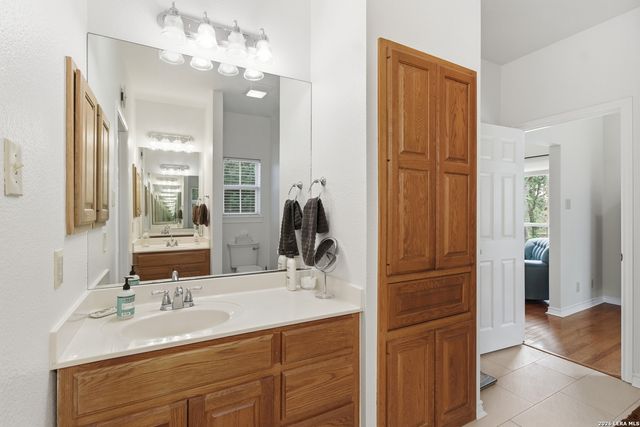 707 Oak Ridge Ln, Pipe Creek, TX 78063