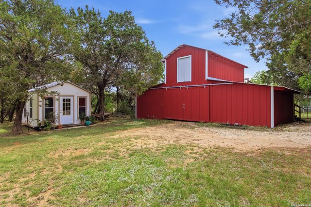 707 Oak Ridge Ln, Pipe Creek, TX 78063