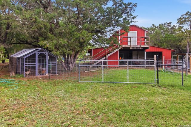 707 Oak Ridge Ln, Pipe Creek, TX 78063