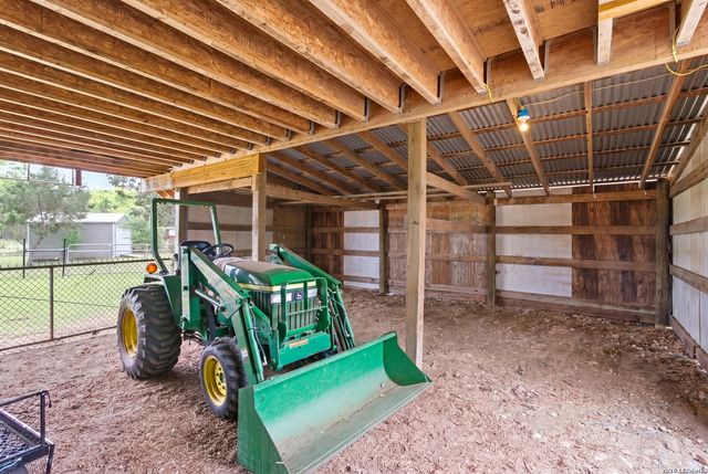 707 Oak Ridge Ln, Pipe Creek, TX 78063
