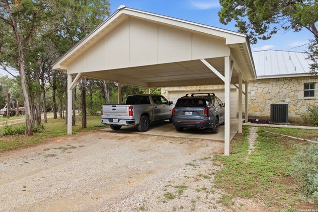 707 Oak Ridge Ln, Pipe Creek, TX 78063