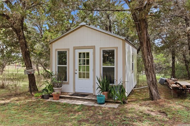 707 Oak Ridge Ln, Pipe Creek, TX 78063
