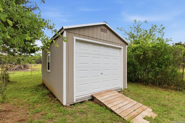 707 Oak Ridge Ln, Pipe Creek, TX 78063