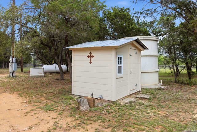 707 Oak Ridge Ln, Pipe Creek, TX 78063
