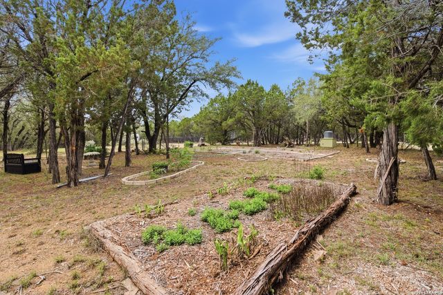 707 Oak Ridge Ln, Pipe Creek, TX 78063