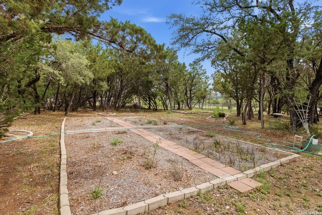 707 Oak Ridge Ln, Pipe Creek, TX 78063